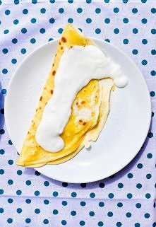 Naleśniki z serem i bananami polane jogurtem naturalnym.