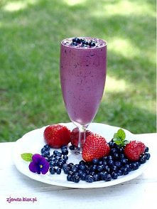 Milkshake jagodowy

Składniki:

3/4 szklanki jagód
400 ml lodów śmietankowych
1/2 szklanki mleka

wszystko do blendera i zmiksowac :)