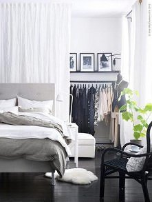 garderoba za łóżkiem