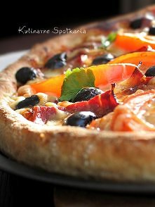 pizza z szynką parmeńską i ...