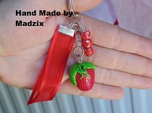 Brelok idealny do kluczy albo torebki.
Truskawka masa fimo.
Facebook Hand Made by Madzix