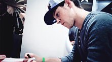 Niall rozdaje autografy gif