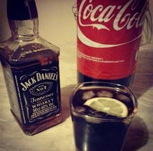 Jack Daniels i cola. Musze kiedyś spróbować :P