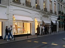 w Paryżu przy Rue Cambon .<3