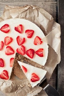 ciasto z kremem bawarskim i galaretką z wina musującego z truskawkami

przepis po kliknięciu w zdjęcie