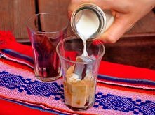 KAWOWE KOSTKI LODU Z MLEKIEM – KAWA NA ZIMNO 
To ostatnio moja ulubiona wersja kawy. Mrożę kostki i rano leniwie kilka wrzucam do szklanki, zalewam mlekiem, czasem odrobiną gorą...