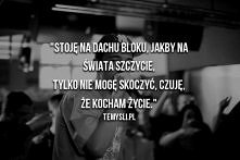 Stoję na dachu bloku...