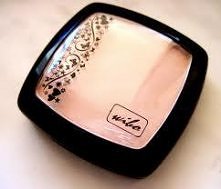 Rzadko używany przeze mnie puder rozświetlający ale sprawdzający się.:)
Pomysły kiedy i do jakiego makijażu mogę go używać?
