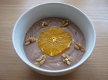 Twarożek kakaowo-bananowy Składniki: - 100g twarogu chudego - 1 banan - łyżka ciemnego kakao - odrobina wrzątku - 1/2 małego jogurtu naturalnego - garść orzechów włoskich - poma...