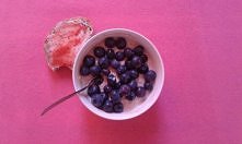 Śniadanie dla leniwych, czyli owsianka z owocami. Dzisiaj padło na borówki. Do tego kanapka z pysznym truskawkowym dżemem robionym przez babcie <3