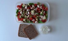 Obiad do pracy na dziś. czyli sałatka: sałata lodowa, papryka zielona, pomidorki koktajlowe, awokado i kurczak. Do tego sos na bazie jogurtu i ulubionych ziół oraz chlebek razow...