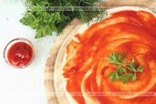 Pizza z sadzonymi jajkami i pomidorami