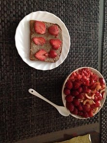 Owsianka z malinami, czereśniami i truskawkami oraz tost z masłem orzechowym własnej roboty (3rodzaje orzechów: migdały, laskowe, włoskie) i truskawkami.