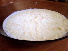 Lane kluski - proste i szybkie śniadanko (:. 2 porcje: Potrzebne Ci będzie 1 jajko, mąka pszenna i 500ml mleka. Wstaw mleko do gotowania. Roztrzep jajko i dodaj mąkę - ciasto mu...