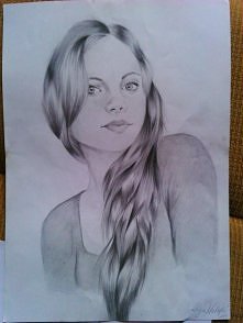 Rysuję też portrety na zamówienie. 
Autoportret, z delikatnym cieniowaniem. Ołówki od HB do 8B, format a3 :)