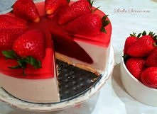Truskawkowy sernik z musem w środku
