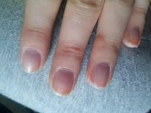 Dziewczyny pomocy !!!
Z moimi paznokciami ostatnio dzieje się coś bardzo niedobrego, zaczęły się rozdwajać i są okropnie łamliwe, macie na to jakieś sposoby??