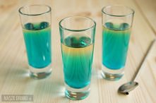 Big Unit – shot ze złotą tequilą

Składniki:
- złota tequila (40 ml)
- likier blue curacao (około 5-10 ml)