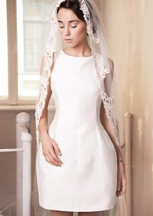 Zastanawiam się nad takim połączeniem, tj. krótka minimalistyczna sukienka i dłuuugaśny koronkowy welon. 

Co myślicie?