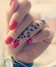 Tatuaże na palcach bardzo mi się podobają ;w;