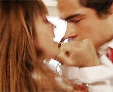 Pierwszy pocałunek Mii i Mi...