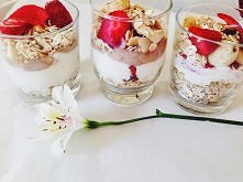 Potrzebujemy:
- musli (najlepiej zrobione przez siebie)
- jogurt naturalny
- orzechy takie, jakie lubicie
- 2 banany
- truskawki 

(owoce dowolnie możecie wymienić na inne, np z...