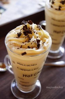 Kawa mrożona
Na 2 porcje

400 ml mleka
4 łyżeczki kawy rozpuszczalnej
50 ml gorącej wody
2 łyżeczki brązowego cukru

200 ml świeżej śmietany 30 %
1 łyżeczka cukru pudru
wiórki c...