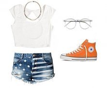 Wygodny, młodzieżowy zestaw na co dzień. Trampki w letnim, pomarańczowym kolorze, a do tego obowiązkowe tego lata jeansowe szorty i krótki biały top.