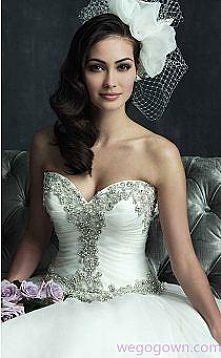 suknia ślubna z ozdobnym go...