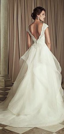 suknia ślubna z wycięciem n...