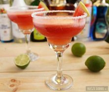 Margarita arbuzowa Składniki: tequila (50 ml), likier triple sec (30 ml),
świeżo wyciskany sok z limonki (30 ml),arbuz (pół lub cały kubek), kostki lodu
 Sposób przygotowania: D...