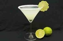 Margarita Składniki: tequila (35 ml), triple sec (20 ml), sok z limonki (15 ml), kostki lodu, sól
Sposób przygotowania: Kieliszek, z którego będziemy pić Margaritę należy wcześn...
