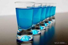 Blue Kamikaze Składniki: wódka (50 ml), likier blue curacao (50 ml), sok z cytryny (50 ml), kostki lodu
Sposób przygotowania: Do shakera dodajemy kilka kostek lodu. Wlewamy wszy...