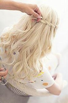 Terapia z soku jabłkowego
Zapobiega łupieżowi. Po umyciu włosów nacieramy skórę głowy filiżanką soku jabłkowego. Potem do filiżanki wody dodajemy 2 łyżki octu jabłkowego i płucz...