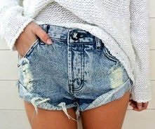 nw co lepsze spodenki czy sweterek .<3.