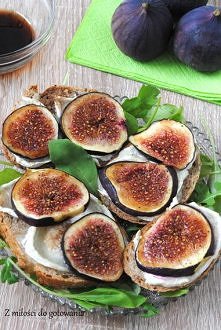 Grzanki z kozim serem i figami