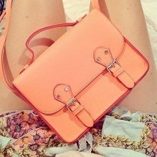 śliczny brzoskwiniowy kufer...