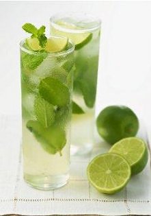 kruszon miętowy

3 szklanki białego wytrawnego wina

3 szklanki gazowanej wody mineralnej

1 limonka

kostki lodu

listki świeżej mięty

Do dzbanka wlewamy wino i wodę.Limonkę n...