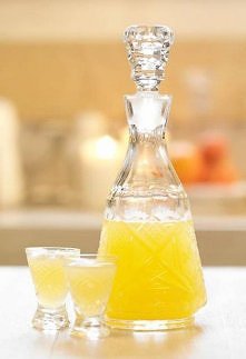 Nalewka pomarańczowa 

3 pomarańcze
litr wódki
200 ml spirytusu
100 ml wody
10 dag cukru

Owoce wyszorować, sparzyć wrzątkiem. Ściąć z nich cienką skórkę, wrzucić ją do gąsiorka...