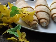 Rurki z kremem mascarpone

Składniki:
- 2 rulony kruchego ciasta
- 500g sera mascarpone
- 1 limonka
- 4 łyżki cukru pudru
- 100g malin

Przygotowanie:
- ciasto kruche pokrój w p...