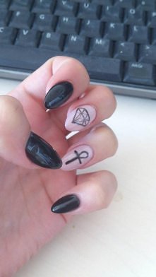 paznokcie, brylant i krzyż