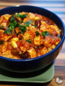 Kurczak z ryżem po meksykańsku.

Składniki:
-500 g piersi z kurczaka,
-1 cebula,
-1 papryka,
-1 puszka czerwonej fasoli,
-1/2 puszki kukurydzy (można dodać całą),
-1 woreczek ry...