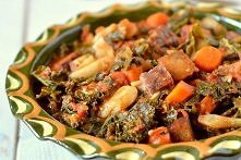 Jarmuż z wędzonym tempeh tworzy danie o niezwykłym smaku, wyglądem przypomina bigos lecz jest na pewno zdrowsze, smakowało? Zostaw nam swój komentarz:)