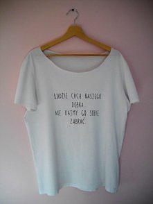 Ręcznie malowana koszulka. Napis wykonałam w całości samodzielnie, specjalnymi farbami do tkanin. W razie jakichkolwiek pytań proszę pisać wiadomość na e-mail: neejsi@wp.pl, poz...