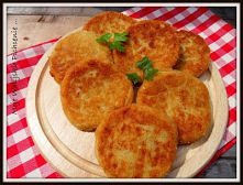 Składniki:

    1 kg ziemniaków
    1  jajko
    mąka
    sól i pieprz
    bułka tarta
    olej do smażenia



Wykonanie:

Cebulę kroimy w kostkę i podsmażamy na złoty kolor na ...