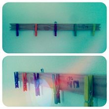 spinacze pomalowałam farbami, przykleiłam je klejem do listewki i zamocowałam uchwytem od puszki na gwoździu :)