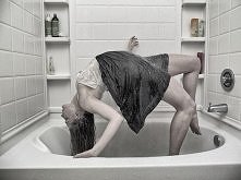 Nieustannie myślała o tym wszystkim .. o Nim . Szczególnie o Jego niewinnym uśmiechu i niebieskich oczach.