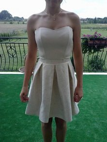 Kupiłam sukienkę na weselę. Góra jest beżowa, dół beż ze złotem. Mam problem z dodatkami (buty, kopertówka, biżuteria). Proszę o pomoc