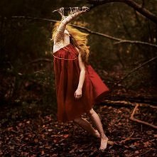 z każdym kolejnym dniem będzie czuła silniejszą potrzebę bycia wolną ... kiedy nie może się uwolnić.