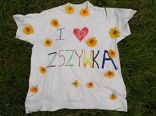 Wpadłam na pomysł, żeby zrobić "zszywkową" koszulkę ;) ponieważ zawsze znajduje tutaj inspiracje np. na przerabianie ubrań :) A skoro jest lato, do ozdoby dodałam kilk...